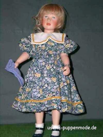 Puppenkleid aus englischem
                            Baumwollstoff.