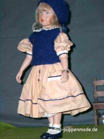 Puppenkleid mit Pullunder
                            und Mütze.